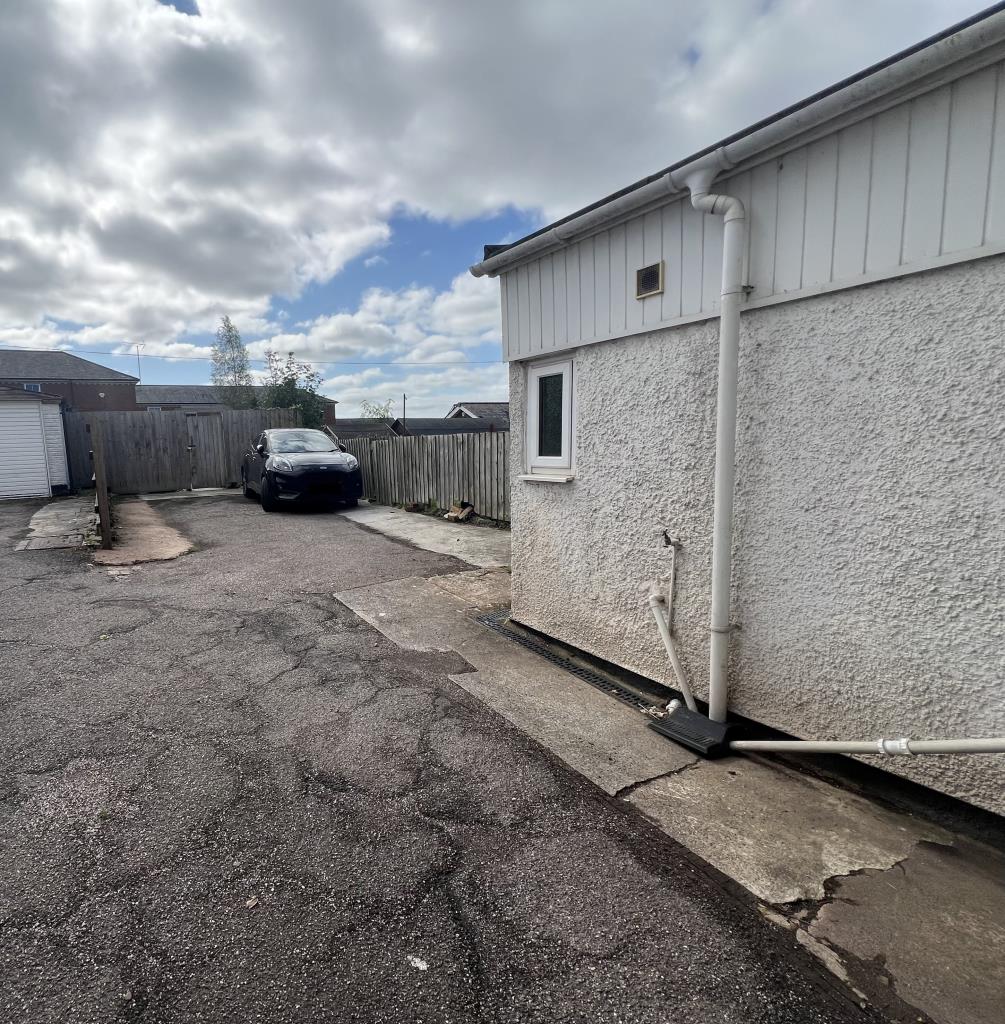 Lot: 132 - VACANT LICENCED HOUSE OF MULTIPLE OCCUPATION WITH PARKING, CLOSE TO EXETER UNIVERSITY - Rear parking area additional area behind fence